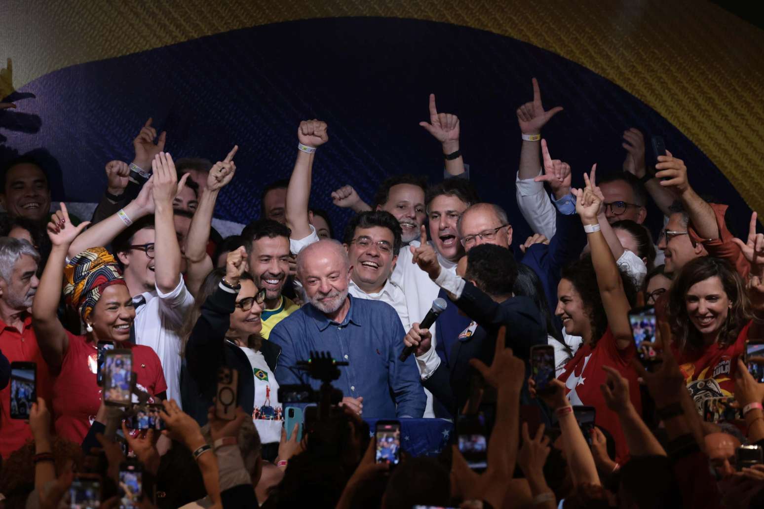 Lula e apoiadores comemoram vit&oacute;ria nas urnas