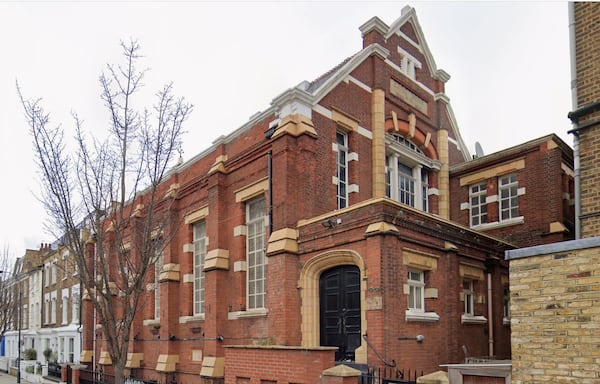 Um membro do conselho de administração de uma caridade britânica pertencia a um conselho iraniano sancionado para moralidade.