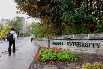 O presidente da Cornell admite que soube há meses sobre a alegada estupro coletivo por uma gangue de fraternidade, mas não se demitirá