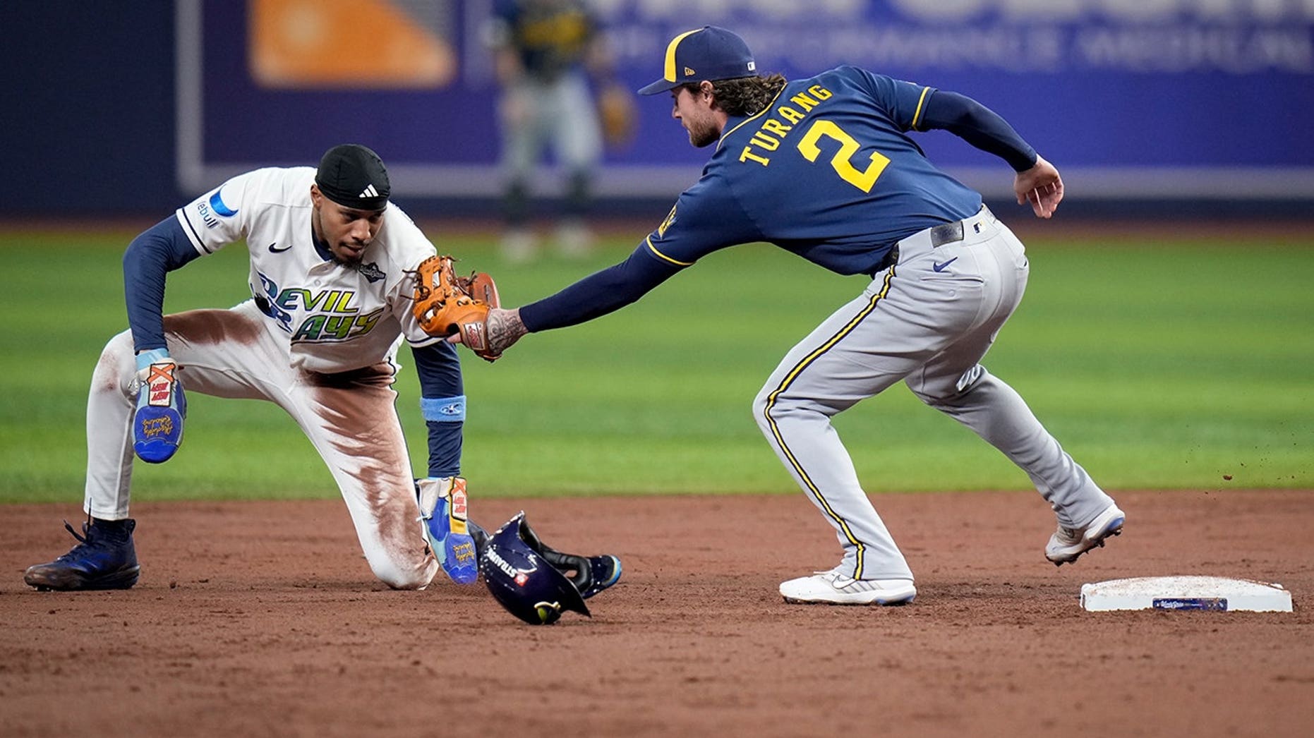O jogador da Tampa Bay Rays, Chandler Simpson, bateu o rosto na parede ao fazer uma jogada incrível durante a World Series contra os Brewers.