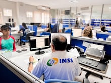 Bolsa Família começa a pagar 19,3 milhões de pessoas com reajuste de 15% a partir de hoje