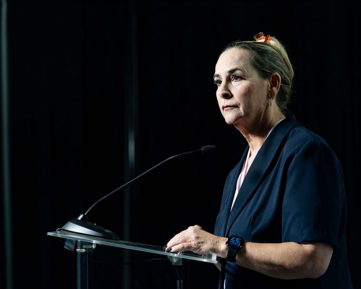 Candidata ao Congresso no Arizona diz que foi estuprada enquanto tentava reparar um letreiro de campanha