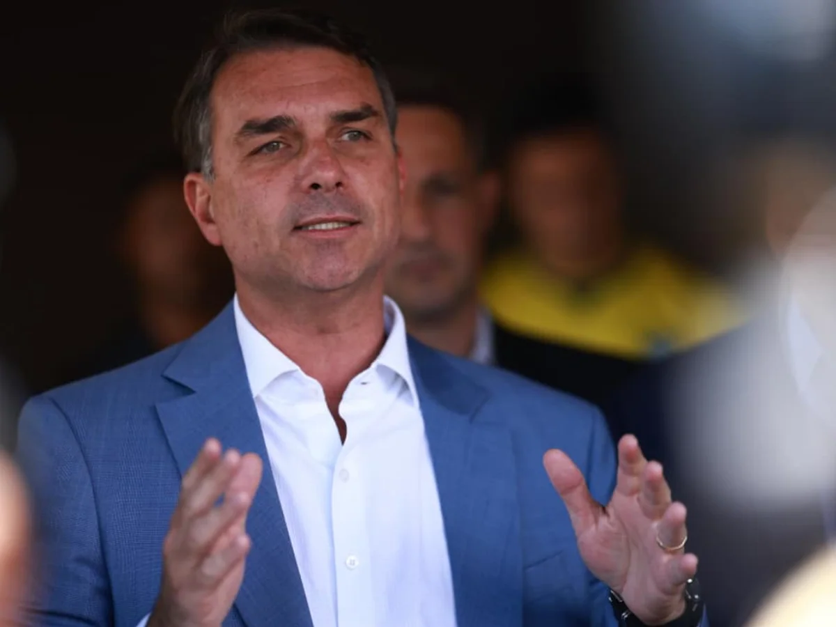 Flávio fala em "clima de velório" no PT e chama Lula de "cansado"