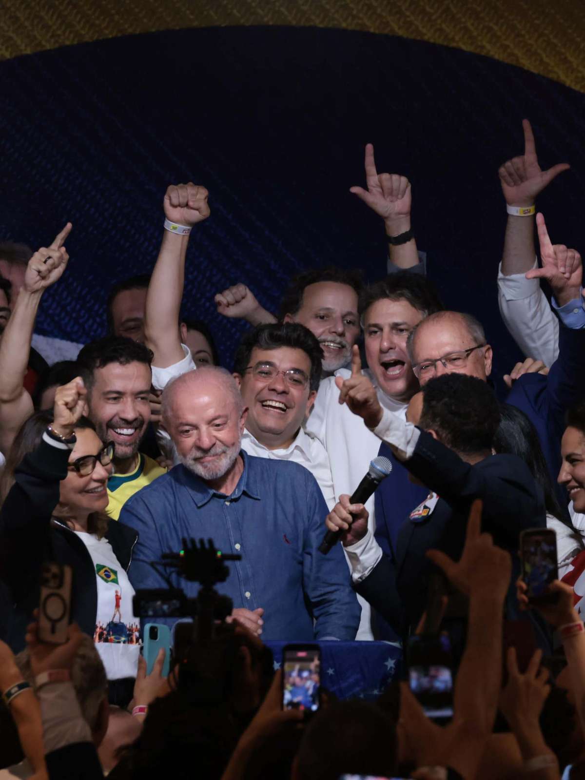 Choro de apoiadores, aplausos a Janones e gritos de ‘Flávio vai morar com o pai’: os bastidores da vitória de Lula