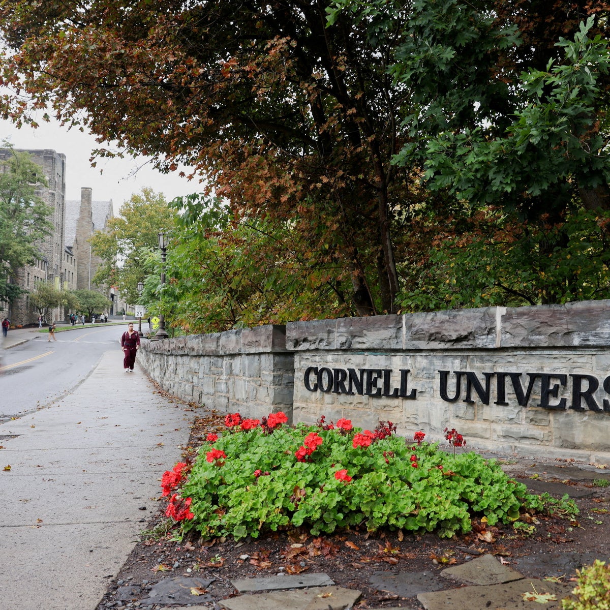 O presidente da Cornell admite que soube há meses sobre a alegada estupro coletivo por uma gangue de fraternidade, mas não se demitirá