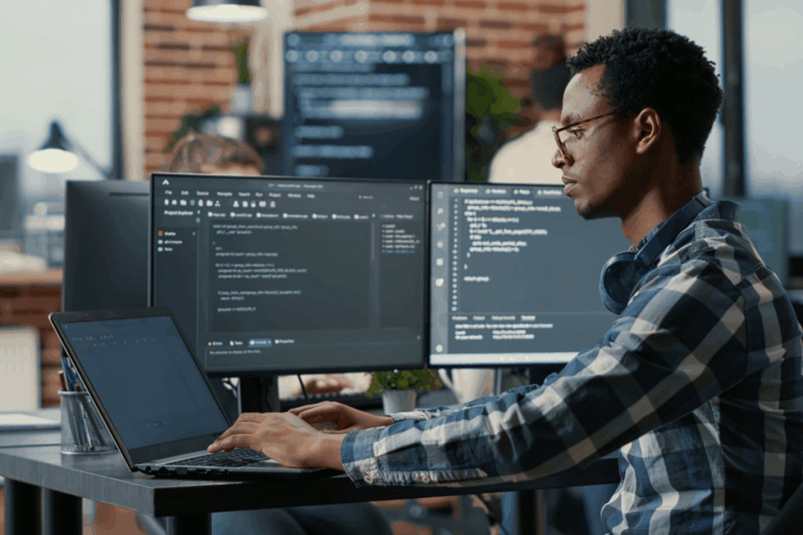 O futuro da colaboração entre homens e máquinas será determinado pelo discernimento e pela liderança ética humana Imagem: DC Studio | Shutterstock