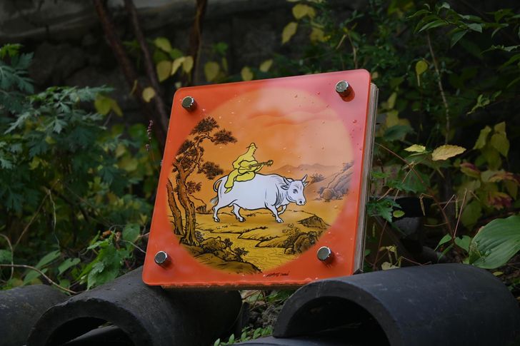 Lee Woo-sung's 'Searching for the Ox' (2026) is installed in the backyard of Simujang, a former hanok residence of poet and independence activist Han Yong-un in Seoul, Monday, as part of the inaugural edition of Seongbuk Art Week. Korea Times photo by Lee Hae-rin