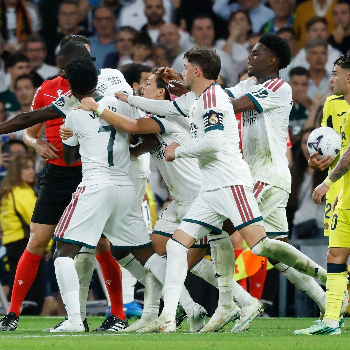 Vini Jr. marca e é expulso por falta na origem da jogada em vitória magra do Real Madrid em La Liga