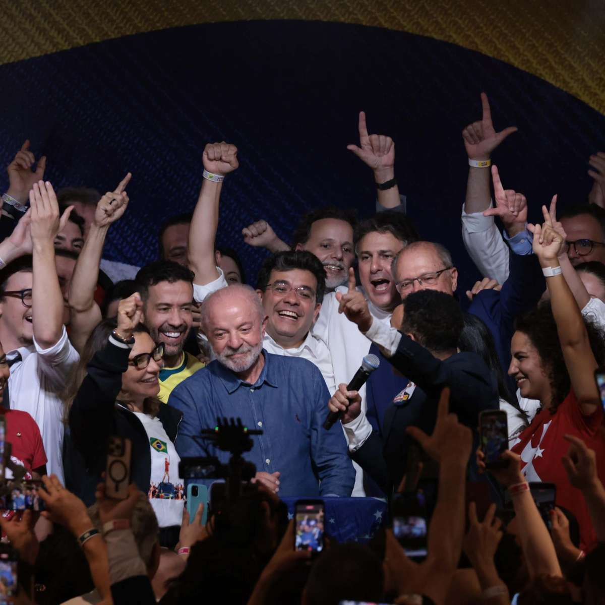 Choro de apoiadores, aplausos a Janones e gritos de ‘Flávio vai morar com o pai’: os bastidores da vitória de Lula