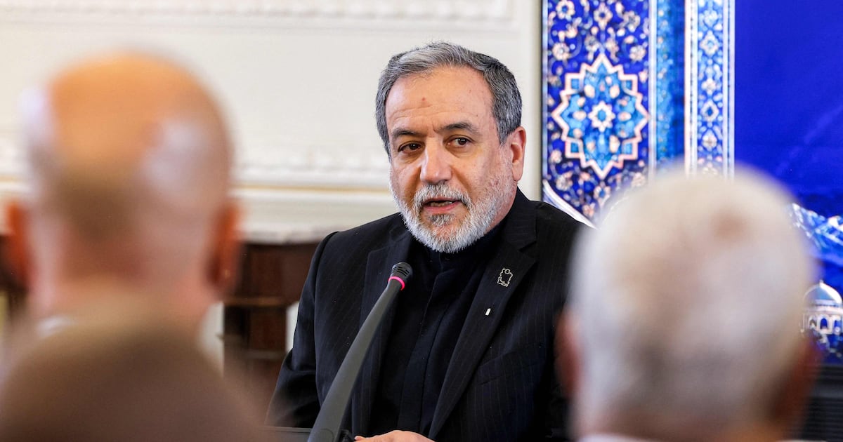 Sob pressão, Araghchi defende a diplomacia da guerra do Irã