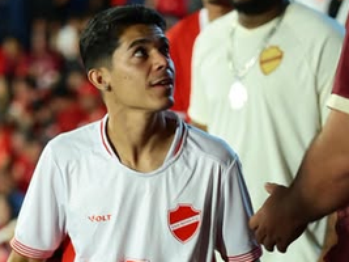 Influencer goiano preso pelo ICE nos EUA é deportado para o Brasil