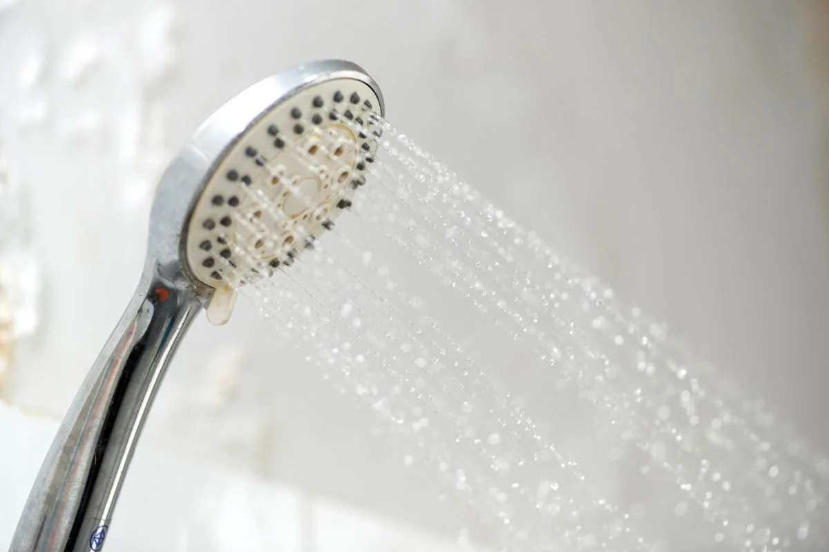 Imagem da matéria: Água quente ou fria? Dermato revela qual é melhor na hora de lavar o cabelo