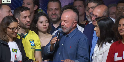 Lula discursa cercado por apoiadores Foto: Reprodu&ccedil;&atilde;o/Globo