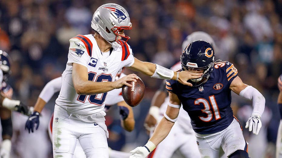 A interceptação de Drake Maye na zona de endzone se revelou custosa enquanto os Patriots caem por 30-24 contra os Bears no horário nobre