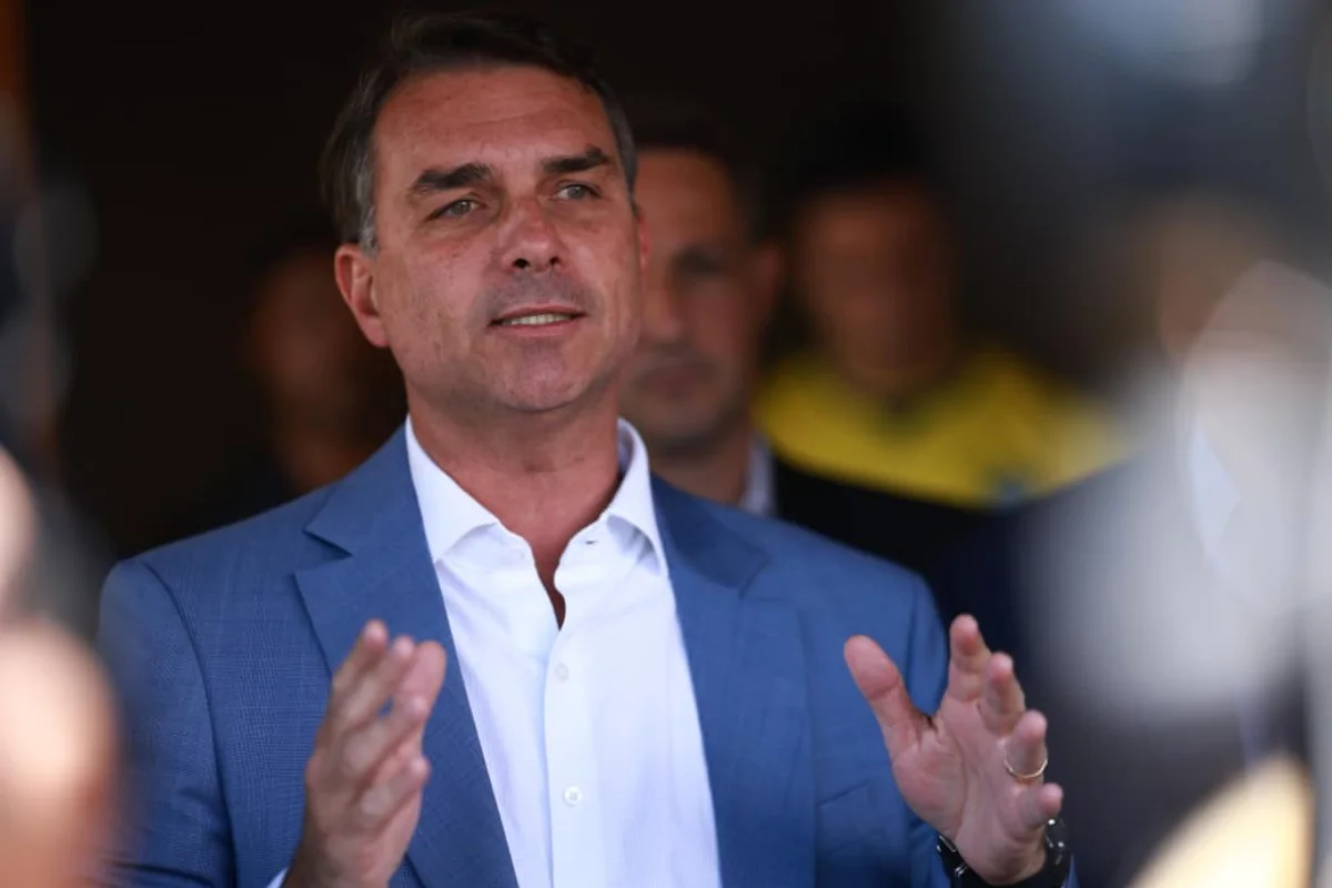 Flávio fala em "clima de velório" no PT e chama Lula de "cansado"