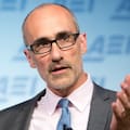 Arthur Brooks, experto en felicidad de Harvard: “Hay una inteligencia que nace a partir de los 40 años”