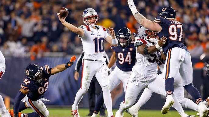 A interceptação de Drake Maye na zona de endzone se revelou custosa enquanto os Patriots caem por 30-24 contra os Bears no horário nobre