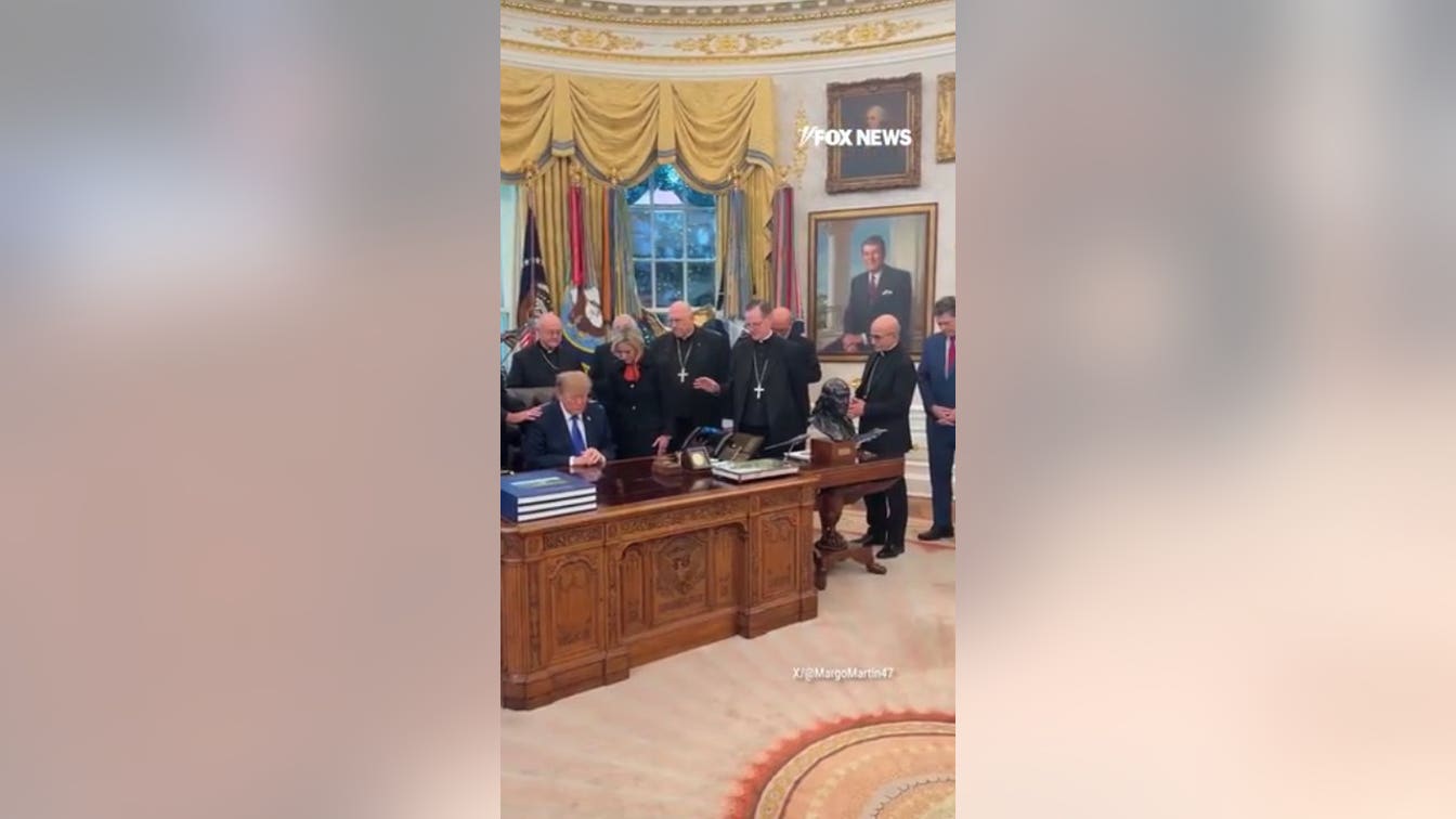 A Casa Branca defende Trump após arcebispo chamar momento de oração de 'manipulado' antes das eleições intermediárias