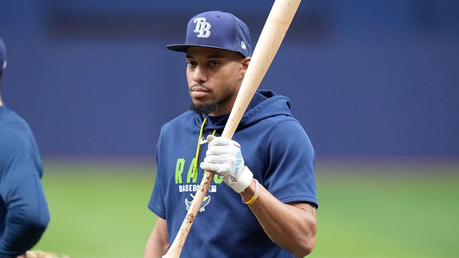 O jogador da Tampa Bay Rays, Chandler Simpson, bateu o rosto na parede ao fazer uma jogada incrível durante a World Series contra os Brewers.
