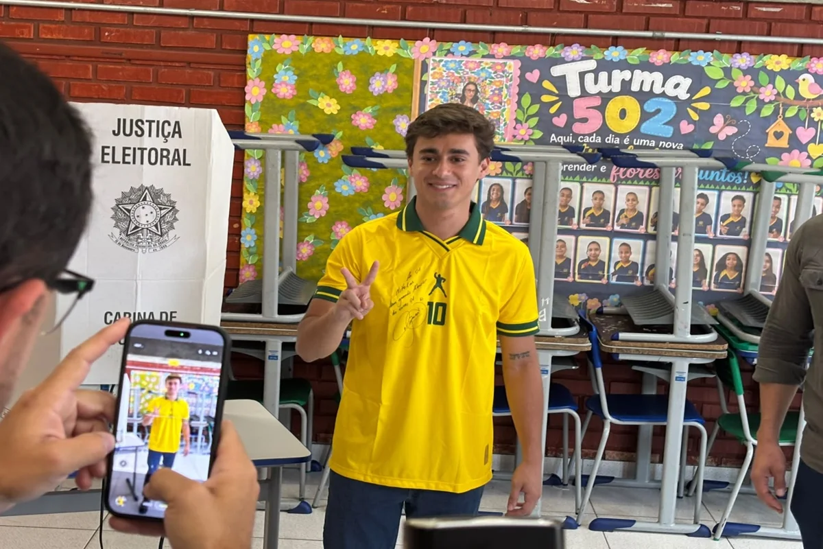 Nikolas vota em BH e diz que não cogita derrota de Flávio: "Será 54% a 46%"