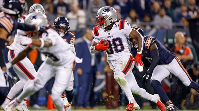 A interceptação de Drake Maye na zona de endzone se revelou custosa enquanto os Patriots caem por 30-24 contra os Bears no horário nobre