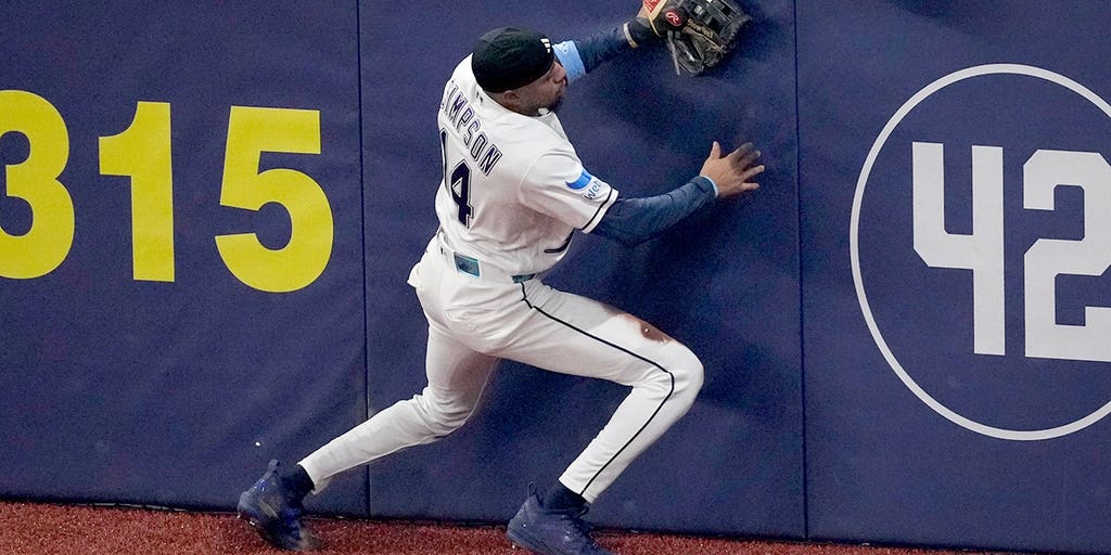 O jogador da Tampa Bay Rays, Chandler Simpson, bateu o rosto na parede ao fazer uma jogada incrível durante a World Series contra os Brewers.