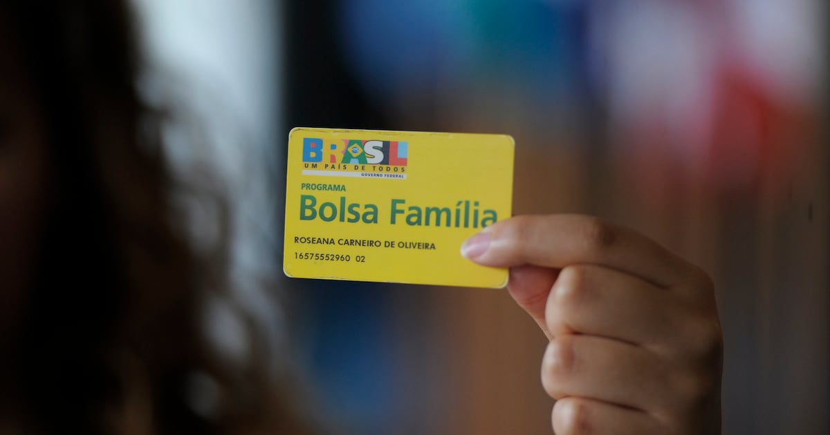 Bolsa Família começa a pagar 19,3 milhões de pessoas com reajuste de 15% a partir de hoje