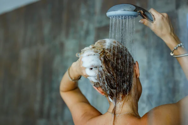 Água quente ou fria? Dermato revela qual é melhor na hora de lavar o cabelo