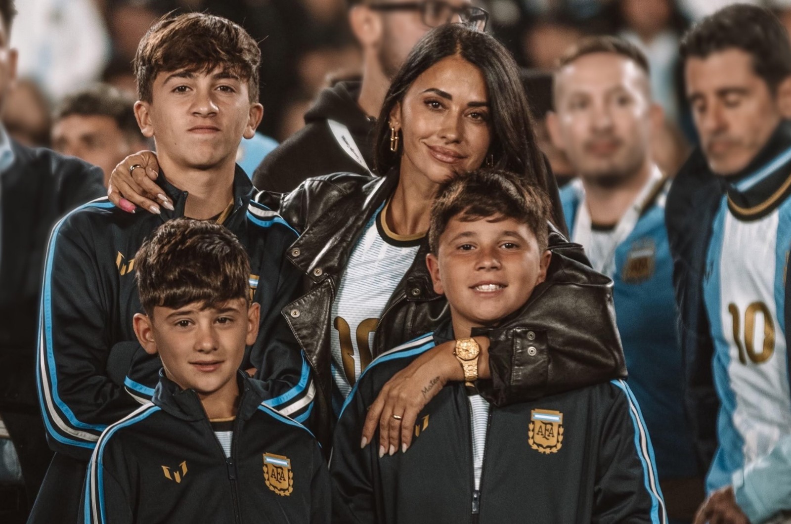Antonela Roccuzzo se declara a Messi após despedida do futebol argentino: 'Nós te amamos'