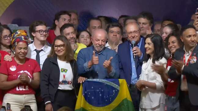 Choro de apoiadores, aplausos a Janones e gritos de ‘Flávio vai morar com o pai’: os bastidores da vitória de Lula