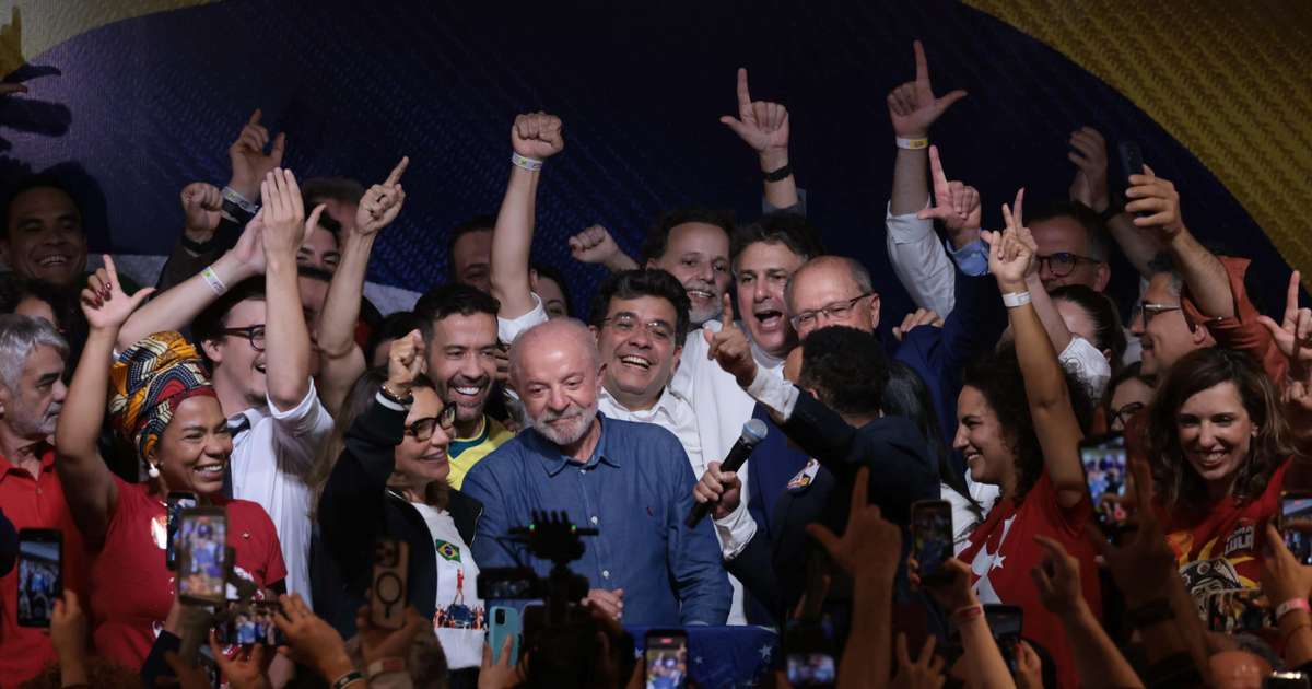 Choro de apoiadores, aplausos a Janones e gritos de ‘Flávio vai morar com o pai’: os bastidores da vitória de Lula