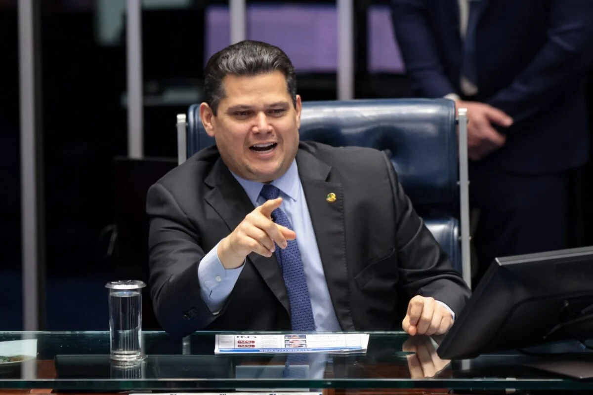 Imagem da matéria: Alcolumbre: fim da escala 6x1 é "conquista gigante" para os trabalhadores
