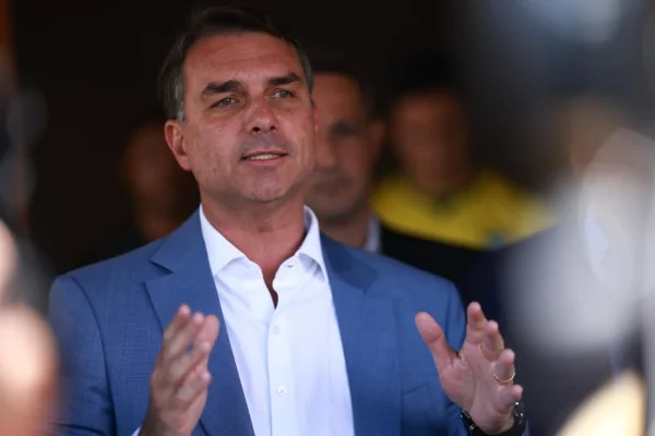 Flávio fala em "clima de velório" no PT e chama Lula de "cansado"