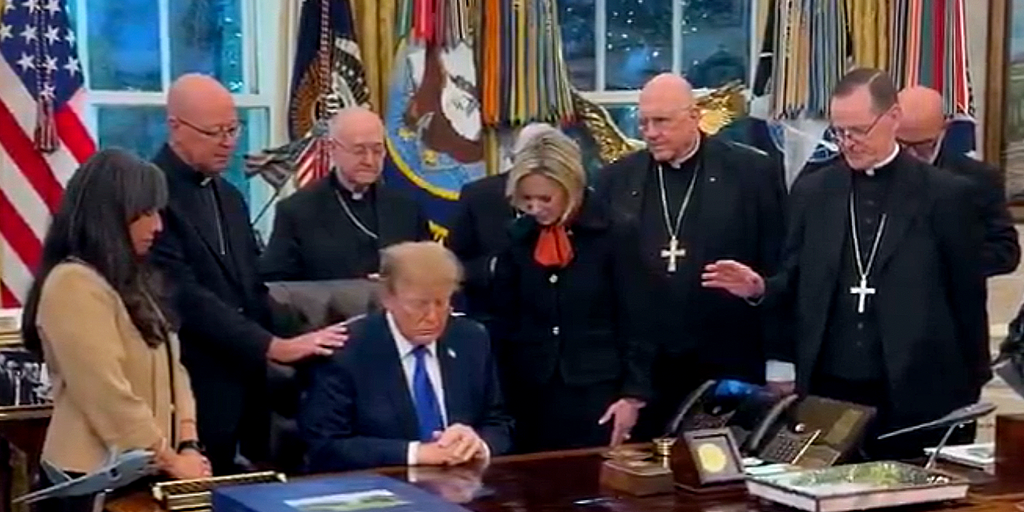 A Casa Branca defende Trump após arcebispo chamar momento de oração de 'manipulado' antes das eleições intermediárias