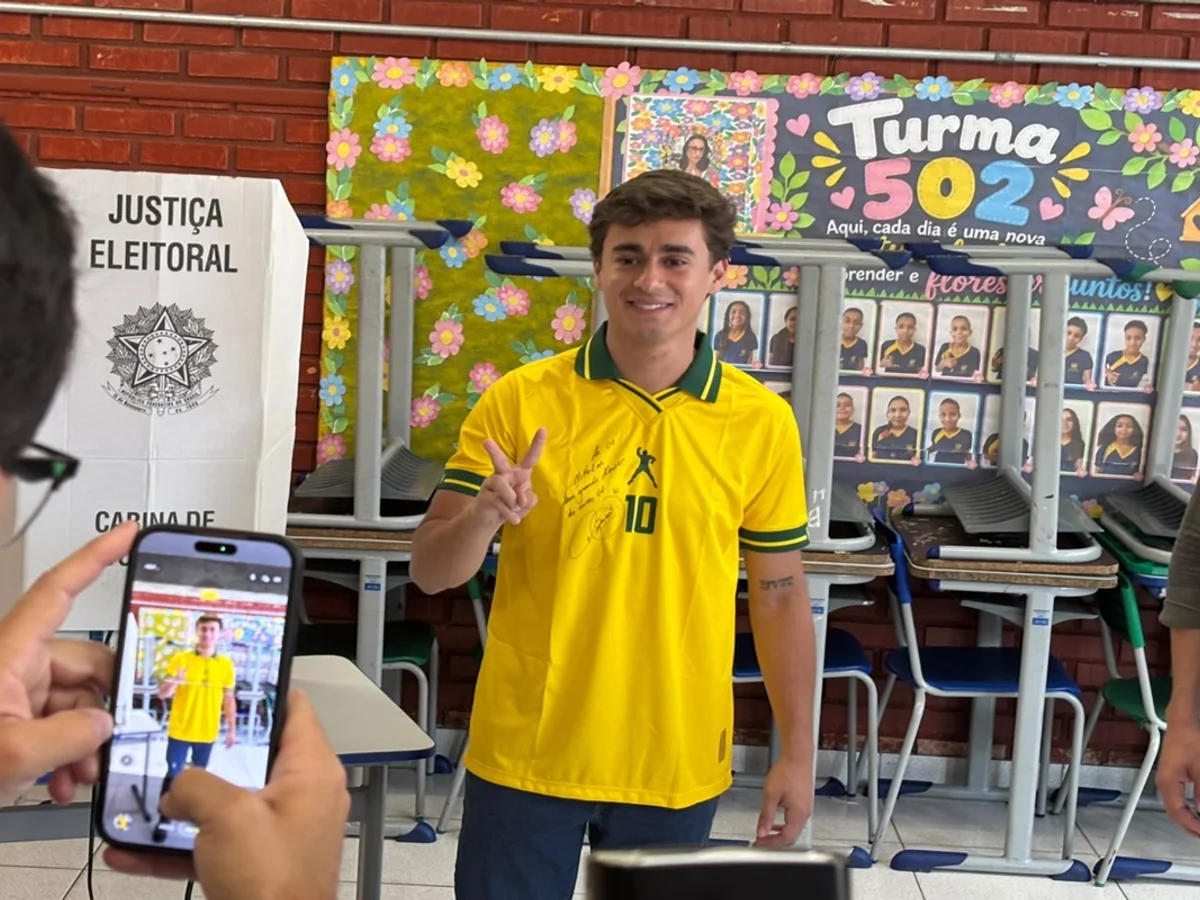 Nikolas vota em BH e diz que não cogita derrota de Flávio: "Será 54% a 46%"