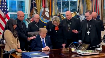 A Casa Branca defende Trump após arcebispo chamar momento de oração de 'manipulado' antes das eleições intermediárias