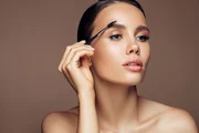 Água quente ou fria? Dermato revela qual é melhor na hora de lavar o cabelo