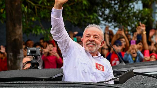 Choro de apoiadores, aplausos a Janones e gritos de ‘Flávio vai morar com o pai’: os bastidores da vitória de Lula