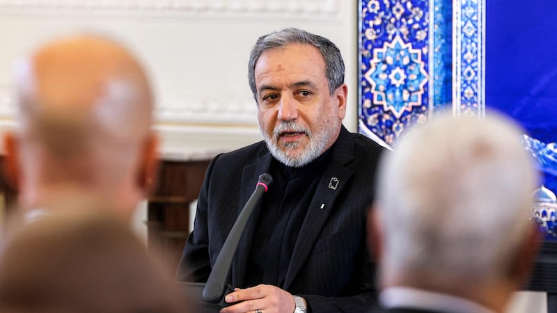 Sob pressão, Araghchi defende a diplomacia da guerra do Irã