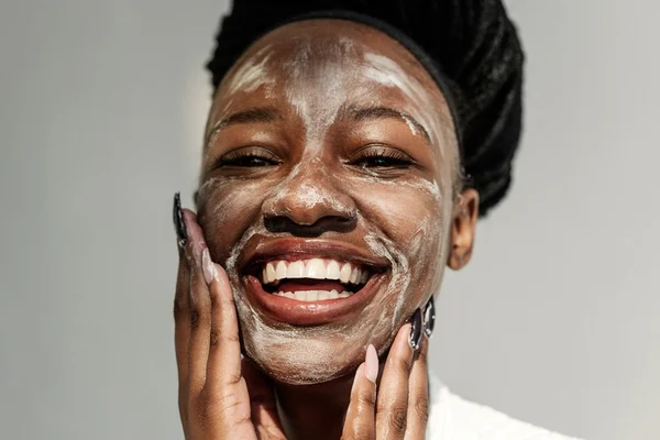 Água quente ou fria? Dermato revela qual é melhor na hora de lavar o cabelo