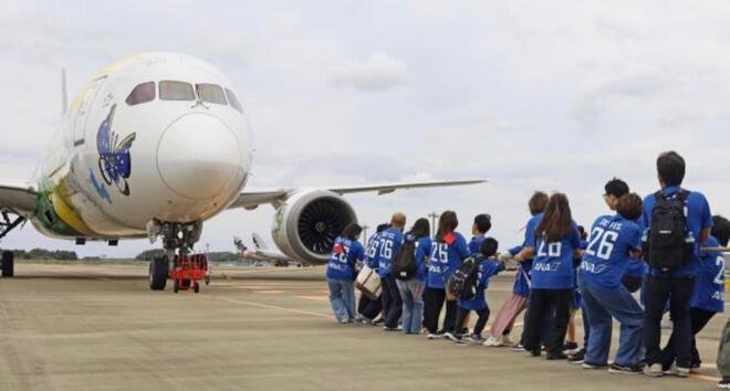 Estudantes se reúnem no Japão para tradicional evento de puxar avião com uma corda