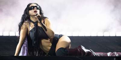 Charli XCX no festival de Glastonbury 2025 Foto: Joseph Okpako / WireImage / Rolling Stone Brasil