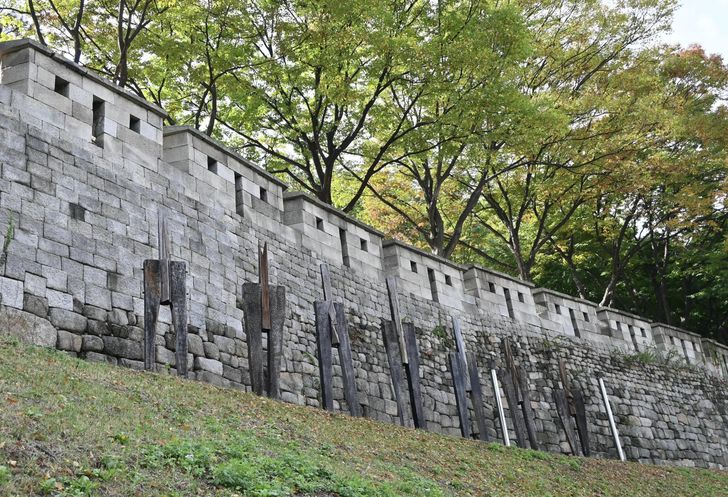 Chung Hyun's 'The Standing Man' (2015-2021) is installed along Hanyangdoseong, Seoul's old city wall, Monday, as part of the inaugural edition of Seongbuk Art Week. Korea Times photo by Lee Hae-rin