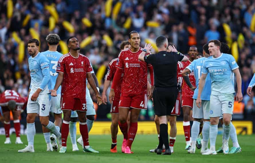 Virgil van Dijk alerta os jogadores do Manchester City a se acostumarem com atmosferas hostis