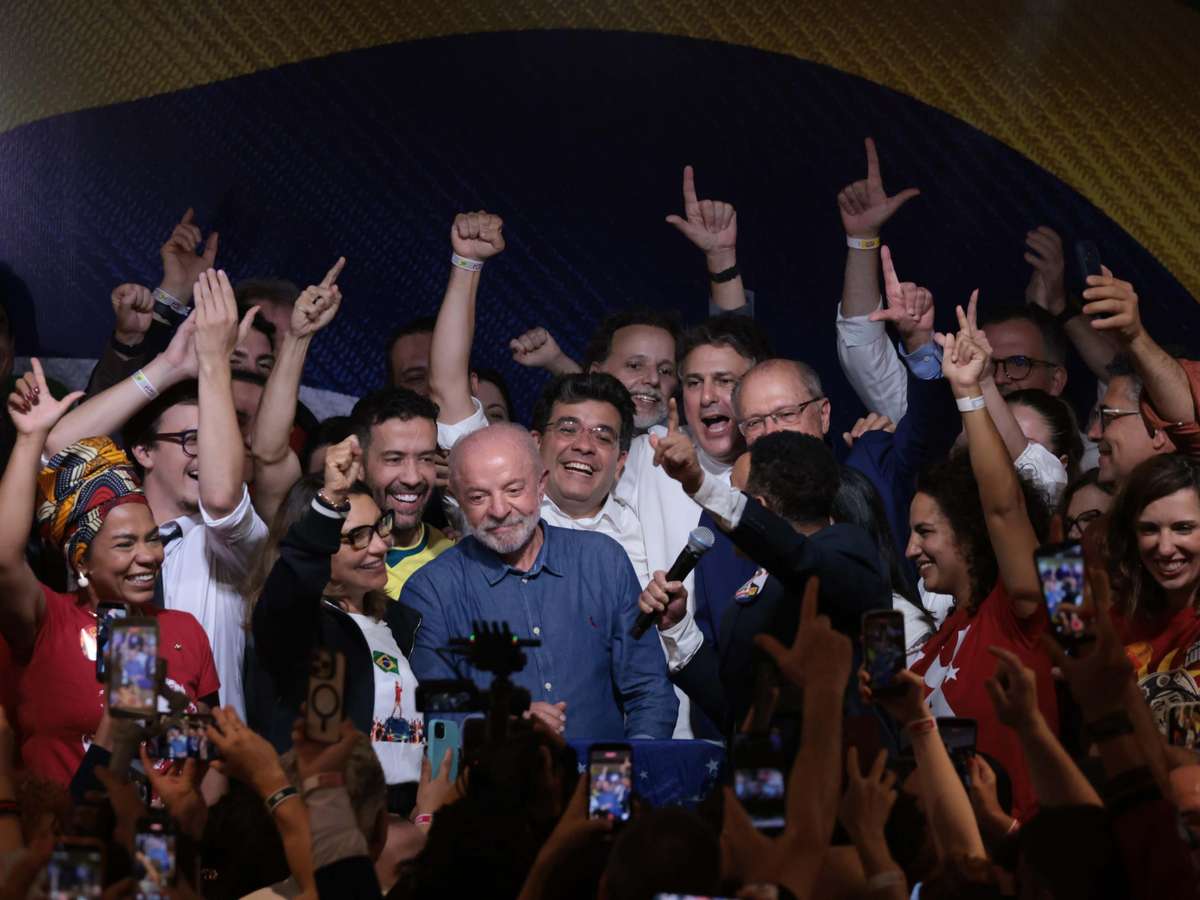 Choro de apoiadores, aplausos a Janones e gritos de ‘Flávio vai morar com o pai’: os bastidores da vitória de Lula