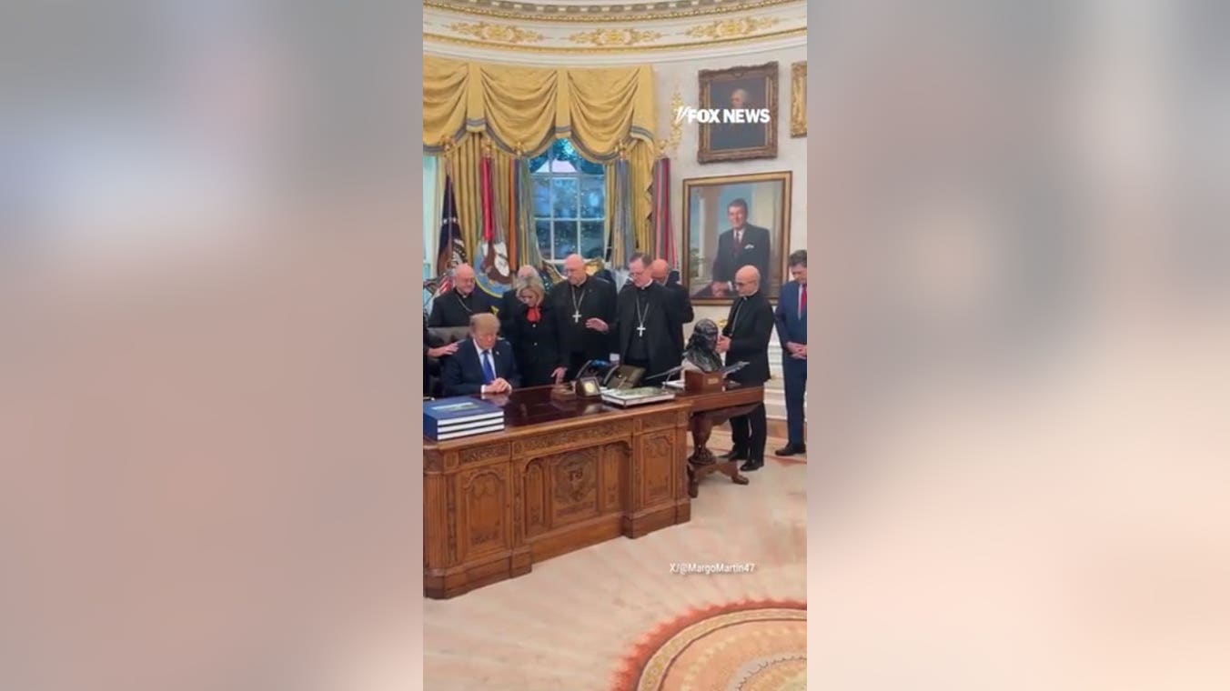 A Casa Branca defende Trump após arcebispo chamar momento de oração de 'manipulado' antes das eleições intermediárias