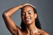 Água quente ou fria? Dermato revela qual é melhor na hora de lavar o cabelo