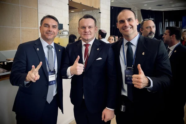 Brasileiras buscam o Itamaraty após serem "caçadas" por deputado da Polônia