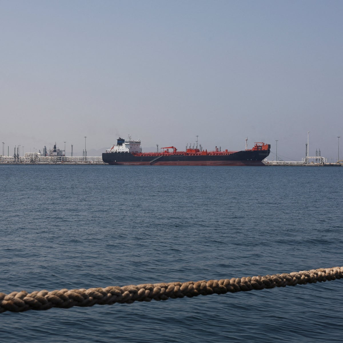 O preço do petróleo sobe acima de US$ 115 por barril em meio a temores de que os EUA renovarão ataques contra o Irã