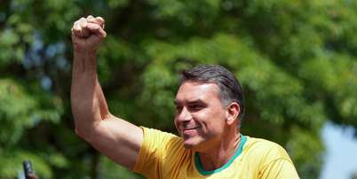 Fl&aacute;vio Bolsonaro durante campanha em Santa Barbara D&acute;Oeste Foto: Alexandre Meneghini / Reuters